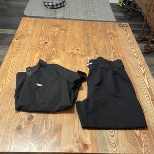 Gently used FIGS scrub top & jogger bottoms